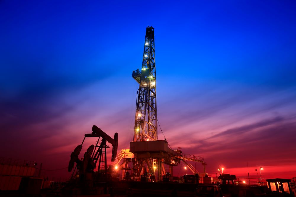 Three Reasons the Oil and Gas Industry is Turning to LED Industrial Lighting Fixtures